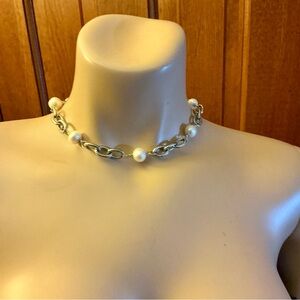 Elegant Silver link and Pearl choker Necklace with magnetic close.